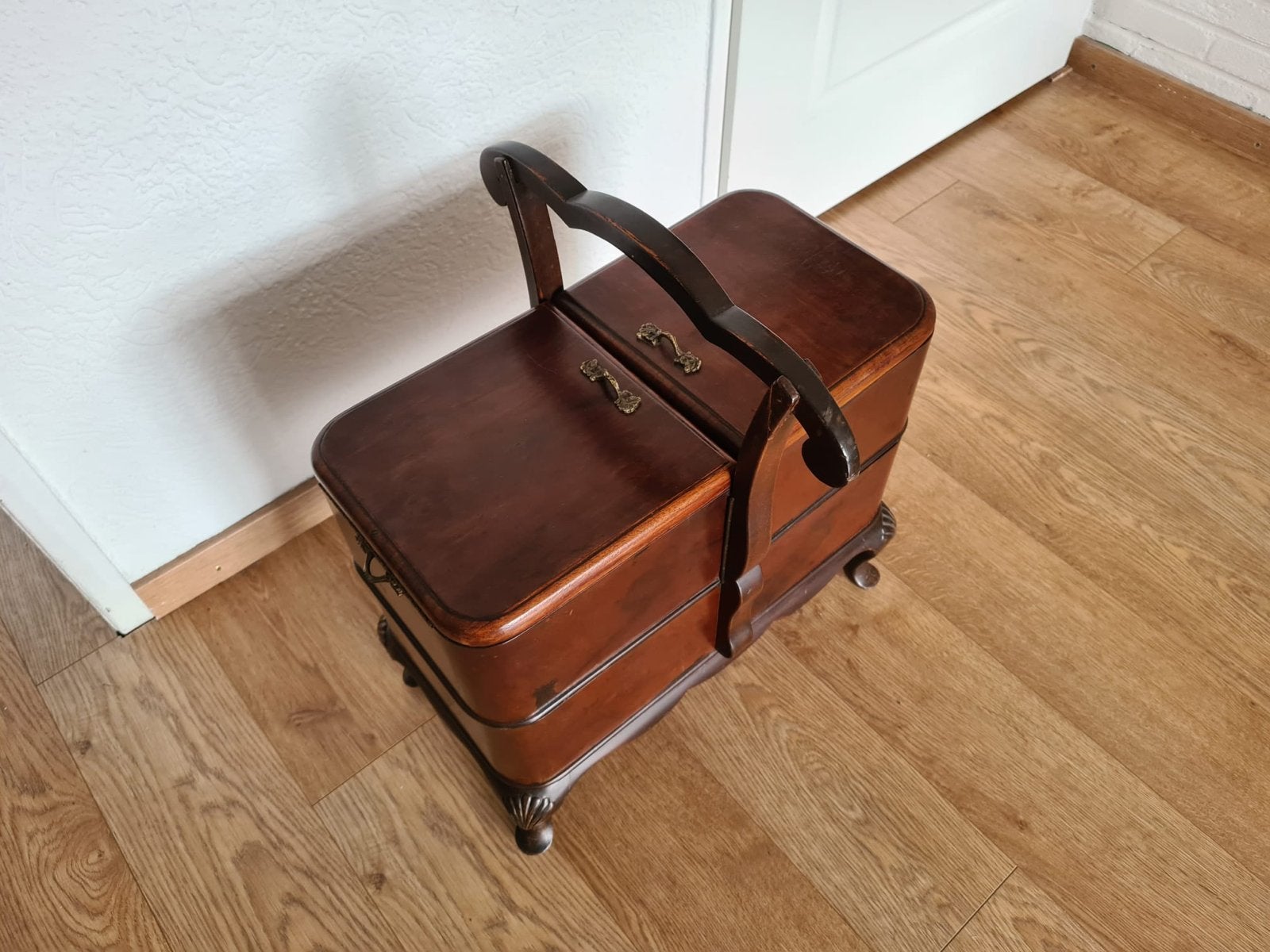 Antiek naaimeubel met vlinder inlegwerk, Verzenden