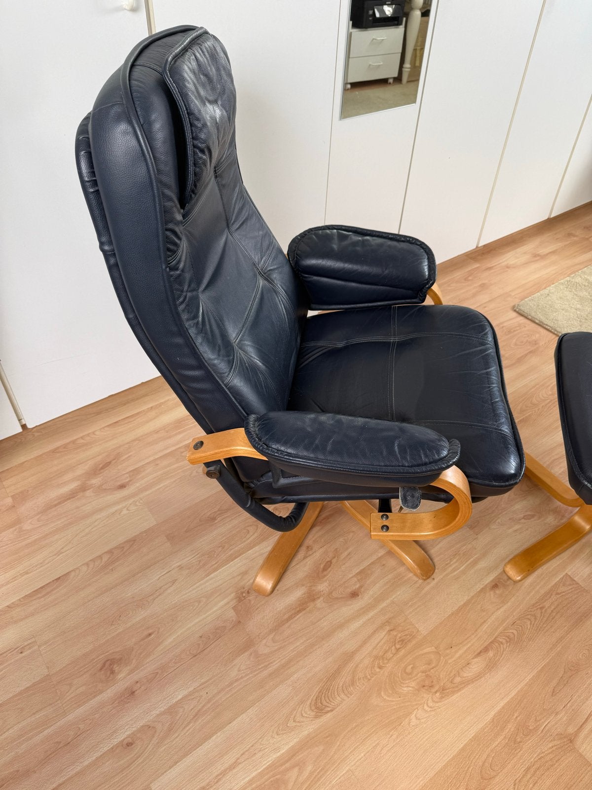 Comfortabele leren relaxfauteuil met voetenbank, Ophalen, Gebruikt, Leer, 75 tot 100 cm
