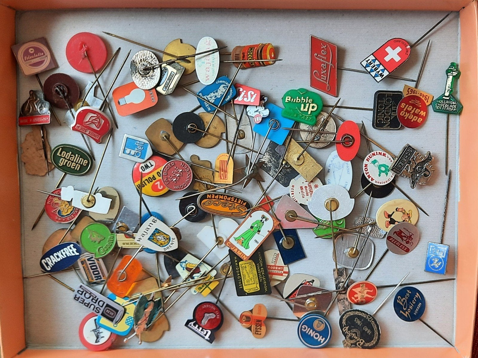 Hele Schoenendoos vol met 'oude' speldjes  = 1 koop, Verzamelen, Ophalen of Verzenden, Gebruikt, Overige onderwerpen