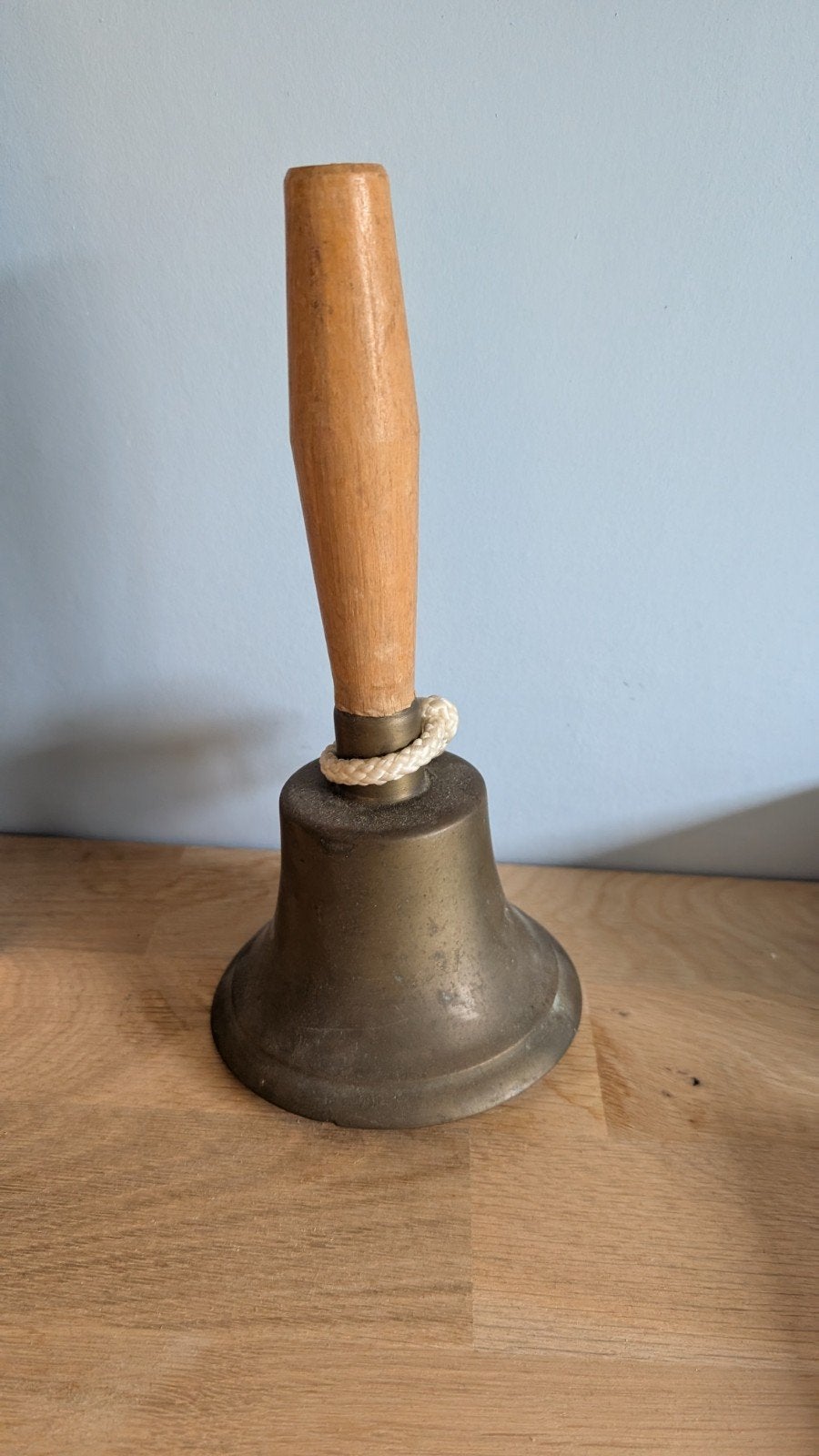 Antieke Handbel van Messing met Houten Handvat, Ophalen