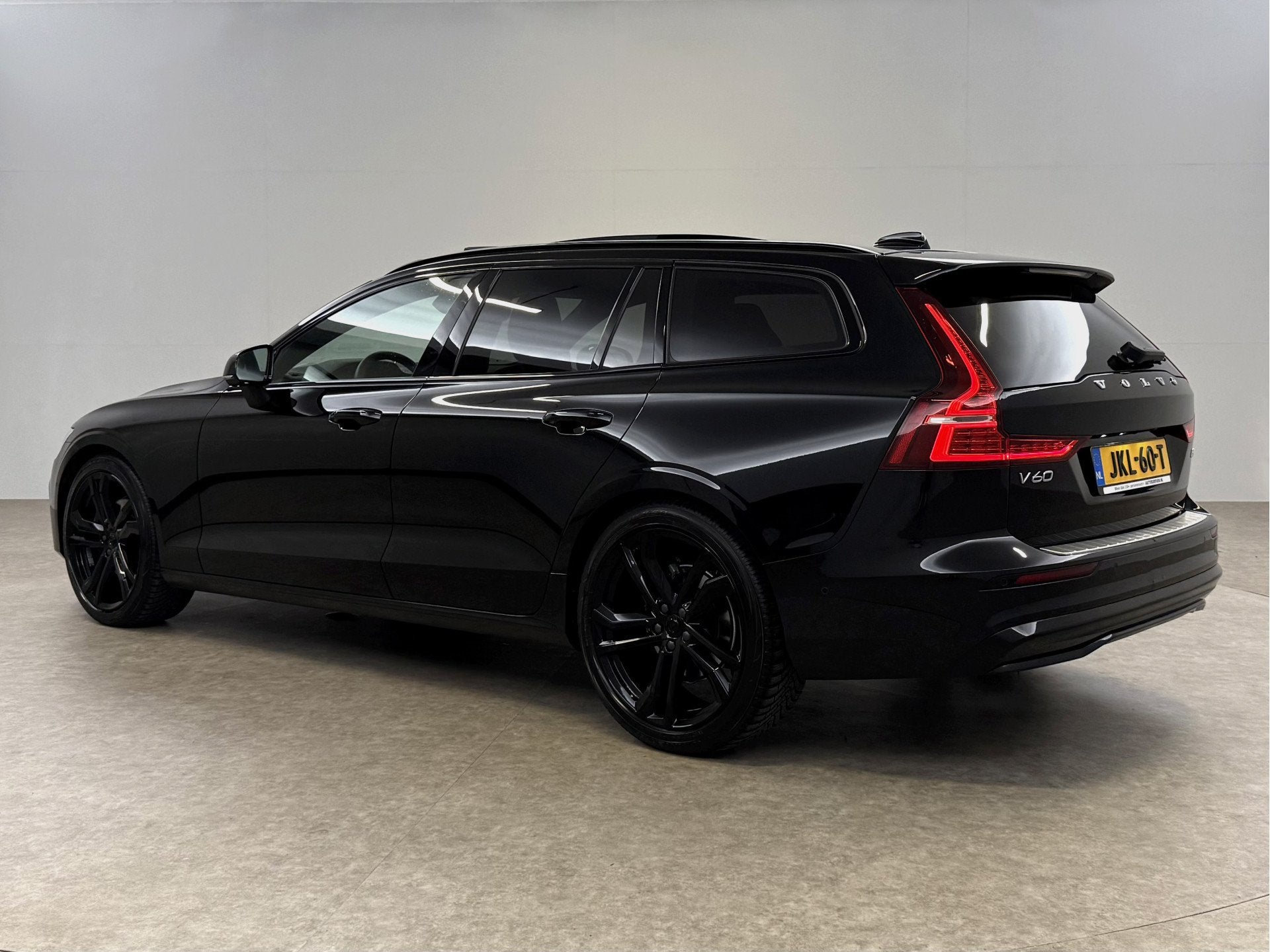 Volvo V60 2.0 B4D R-Design | Black Edition | Pano | Memory |, Auto's, Gebruikt, Euro 6, Zwart, 1703 kg