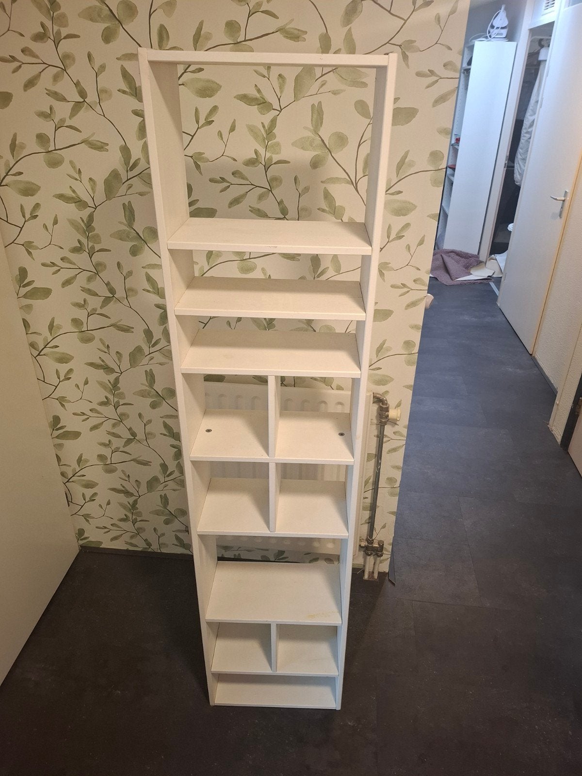 Witte smalle hang/boekenkast met vakken, Ophalen, Met plank(en), Minder dan 50 cm, Gebruikt