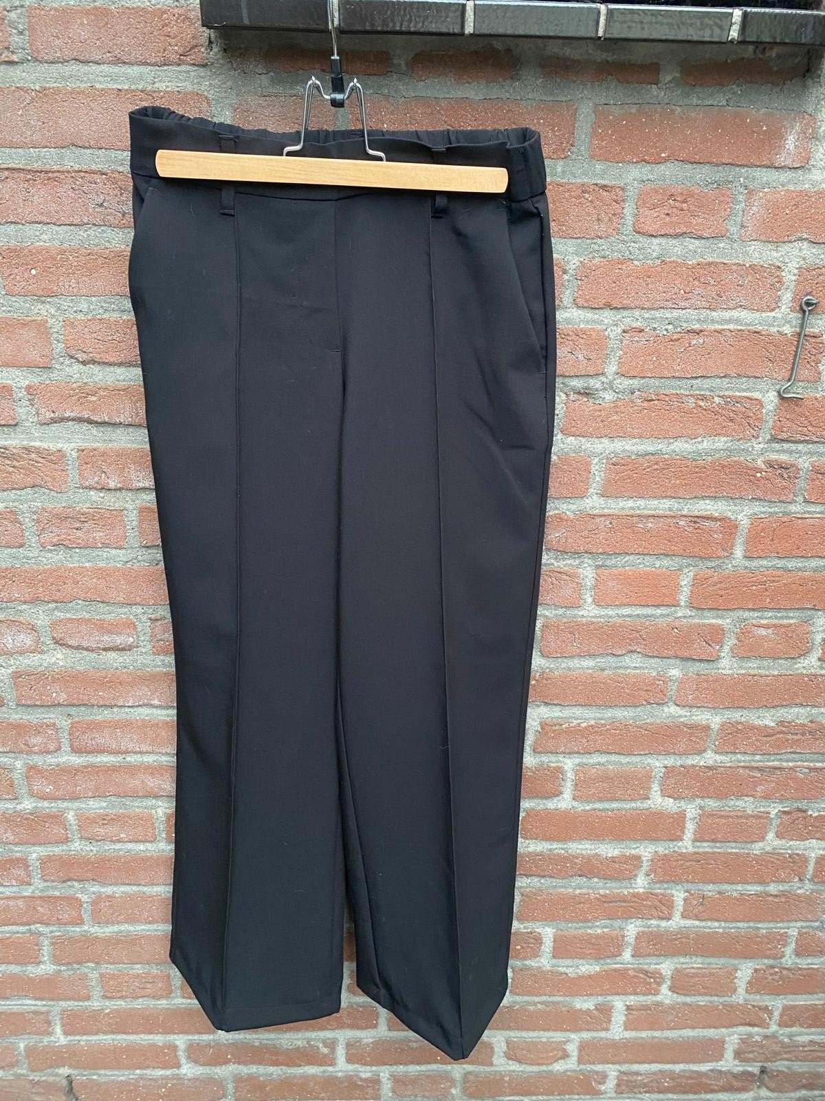 Zwarte pantalon van So Soire, maat 36, Kleding | Dames, So Soire, Zwart, Ophalen of Verzenden, Zo goed als nieuw