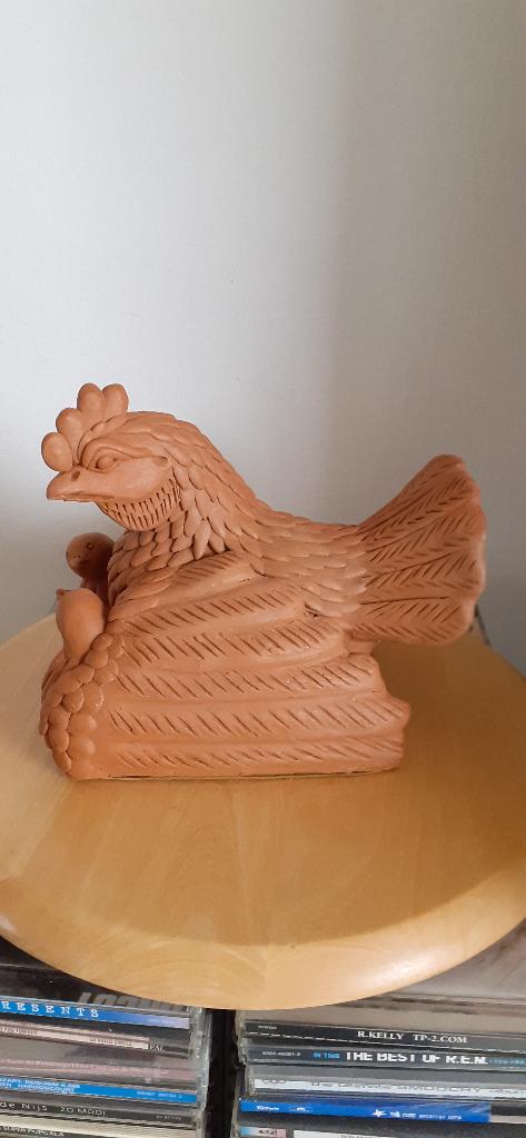 Beeld Aardewerk Kip Met Twee Kuikens, Tuin en Terras, Ophalen of Verzenden, Zo goed als nieuw, Steen, Dierenbeeld