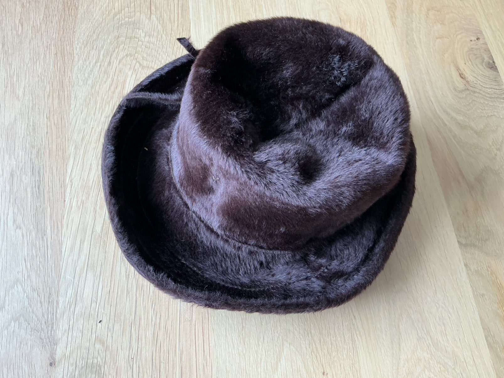 Donkerbruine fisher-hoed van zacht imitatiebont., Kleding | Dames, Hoeden en Petten, Ophalen of Verzenden, Gedragen, Hoed