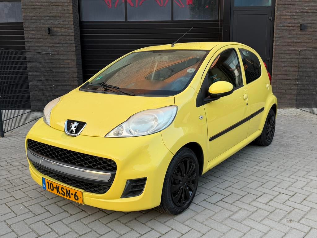 Peugeot 107 1.0 12V 5DR 2010 Geel Airco NIEUWE KOPPELING, Auto's, Peugeot, Bedrijf, Benzine, A, Hatchback, Handgeschakeld, Origineel Nederlands