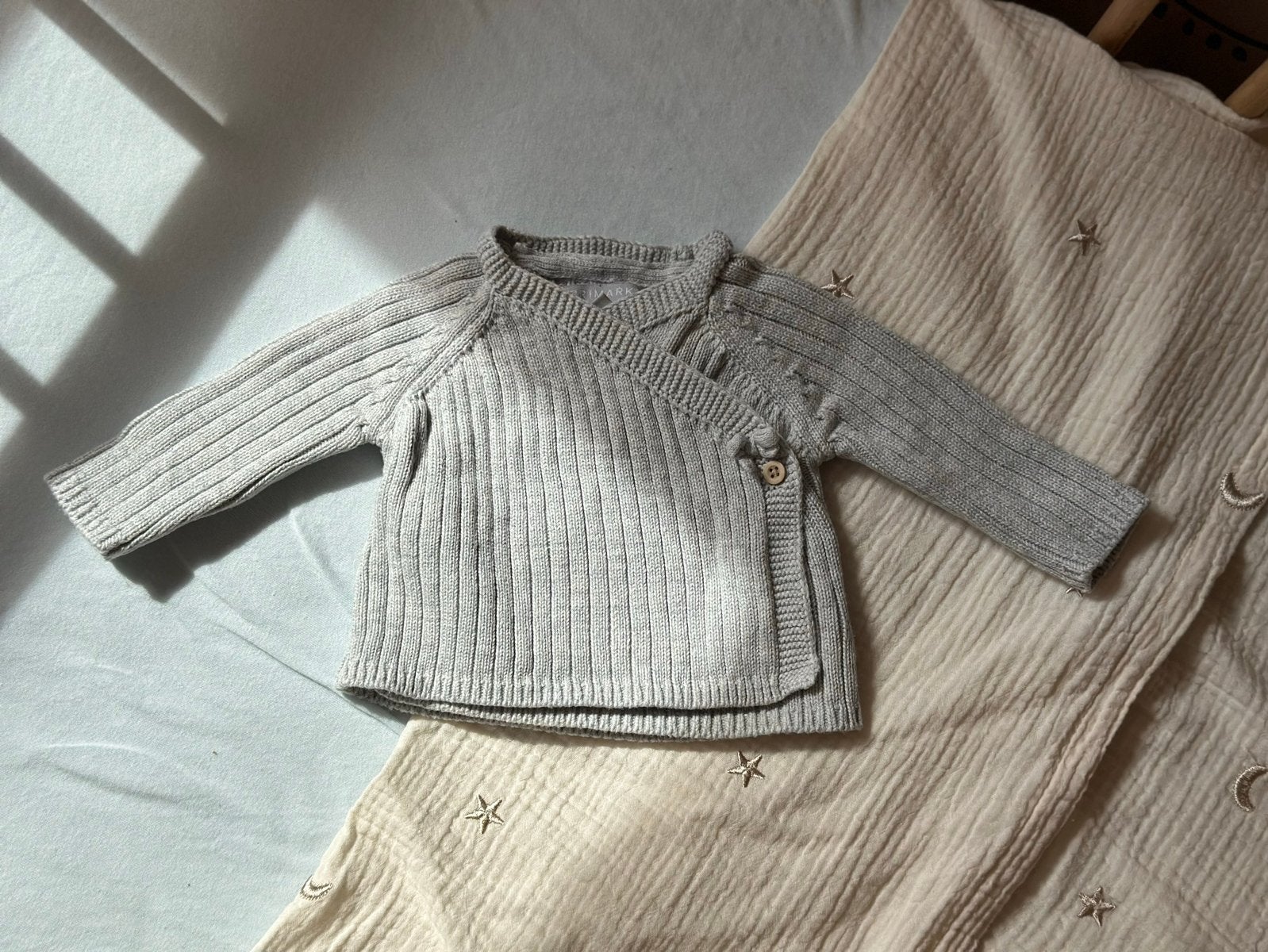 Grijs gebreid vestje maat 50 (Primark Baby), Kinderen en Baby's, Babykleding | Maat 50, Ophalen of Verzenden, Nieuw, Jongetje of Meisje