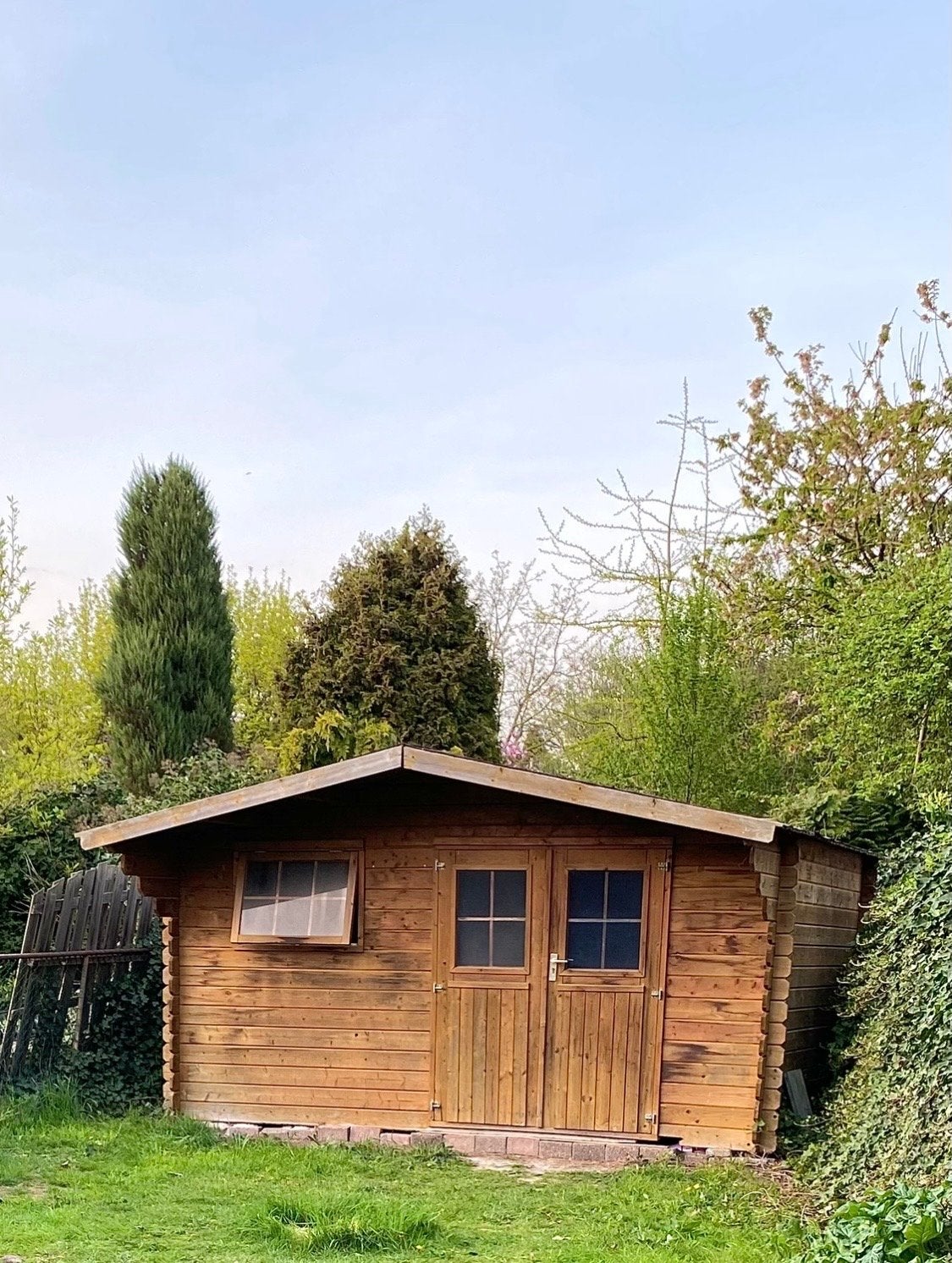 Houten tuinhuisje met ramen en dubbele deur, Tuin en Terras, Gebruikt, 3 ramen of meer, Minder dan 200 cm, Hout