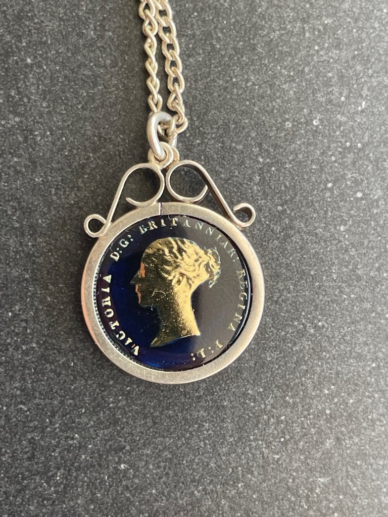 Geëmailleerde munt hanger  | portret koningin Victoria, Ophalen, Zilver, Overige materialen