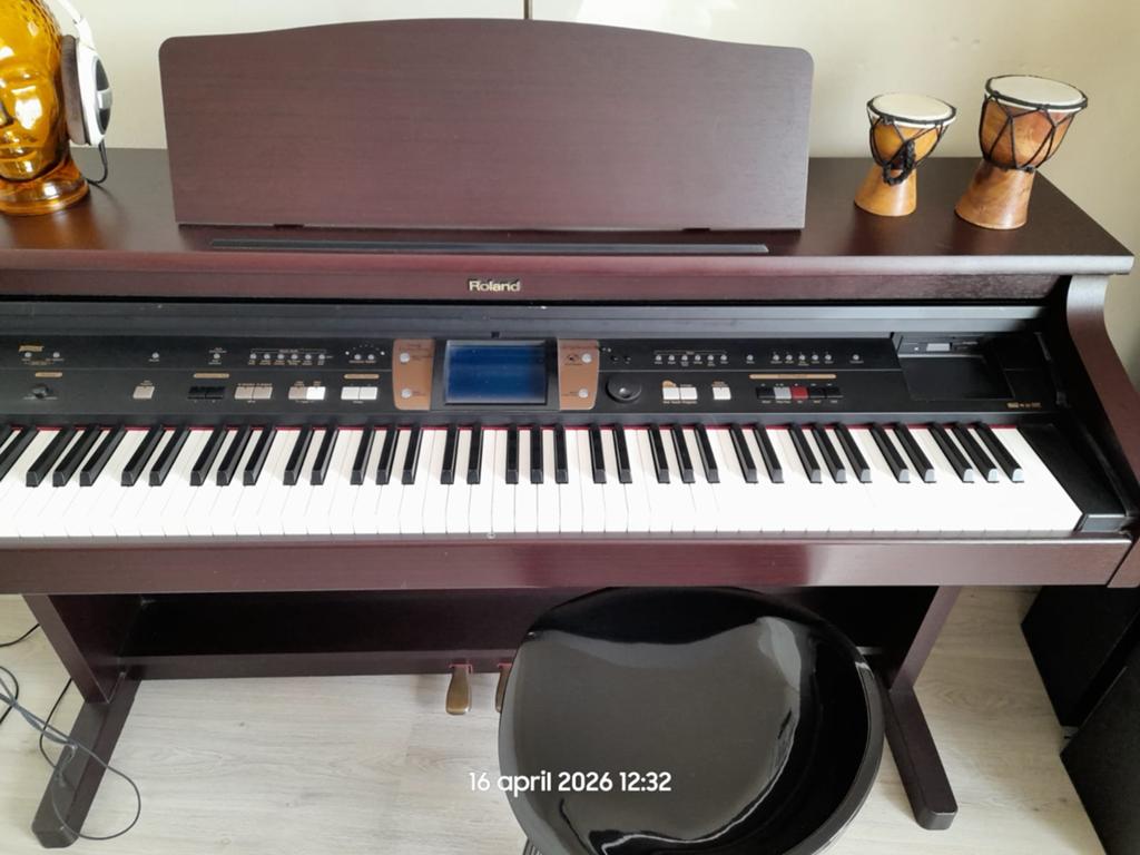 Roland elektrische piano incl. stoel, lamp en boeken, Muziek en Instrumenten, Piano's, Ophalen, Bruin, Digitaal, Zo goed als nieuw
