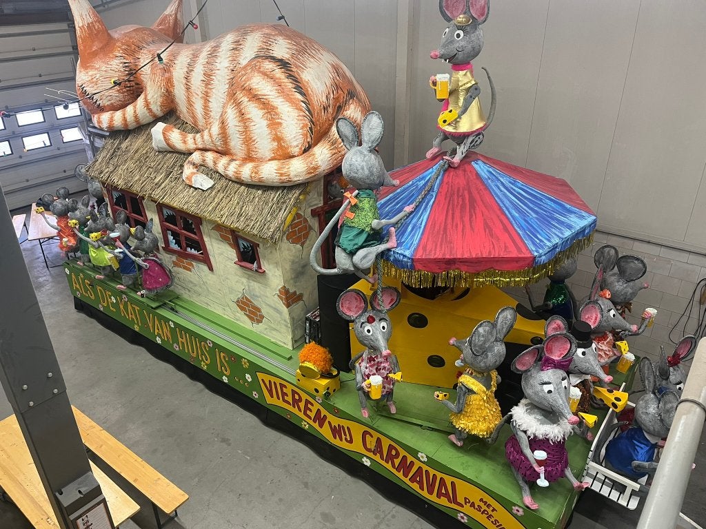 Carnavalswagen en kleding 18 pers 'Als de kat van huis is', Hobby en Vrije tijd, Ophalen, Gebruikt, Feestartikel, Carnaval