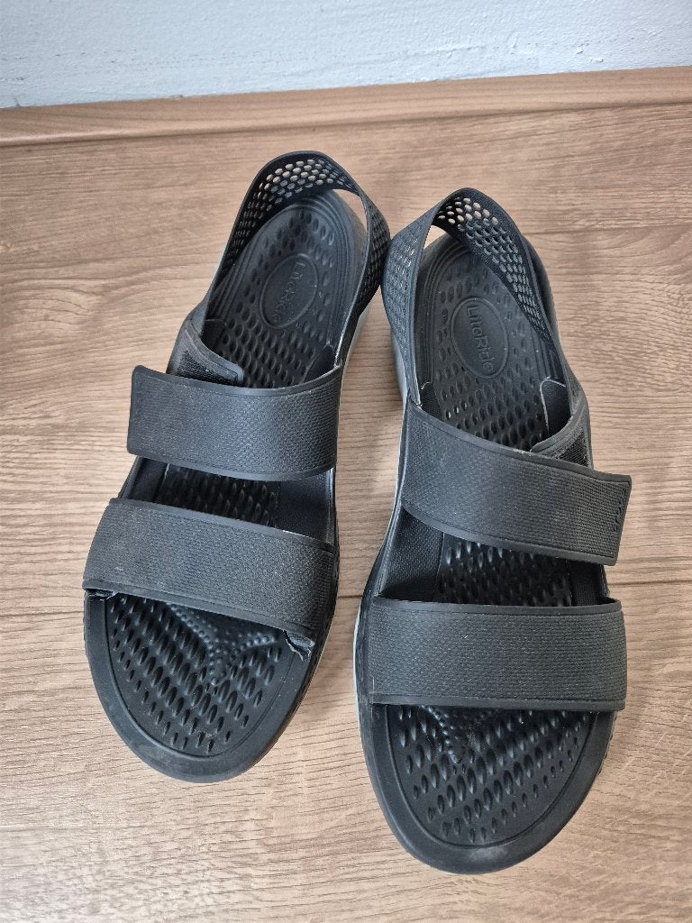 Sch81 - Zwarte Crocs sandalen maat W9 valt als 40 (1), Ophalen of Verzenden, Zo goed als nieuw, Zwart, Sandalen of Muiltjes
