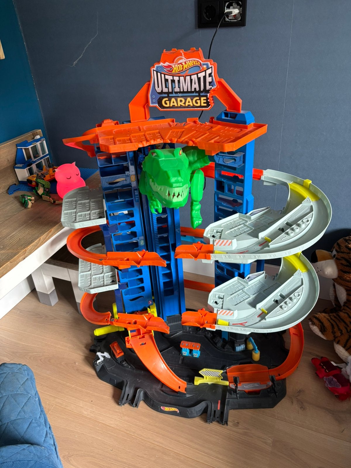 Hot Wheels dino garage met een doos autos, Ophalen