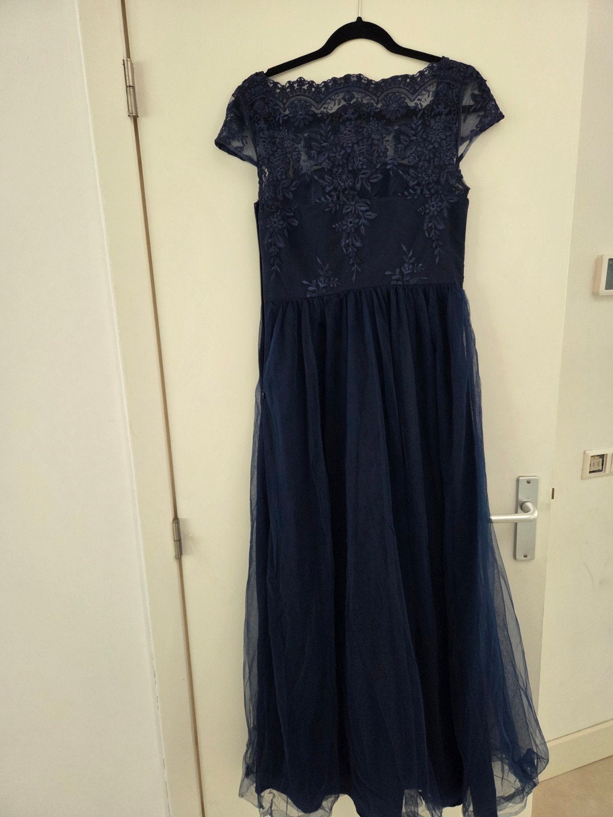Elegante donkerblauwe galajurk met kant en tule, Maat 38/40 (M), Blauw, Ophalen of Verzenden, Onder de knie