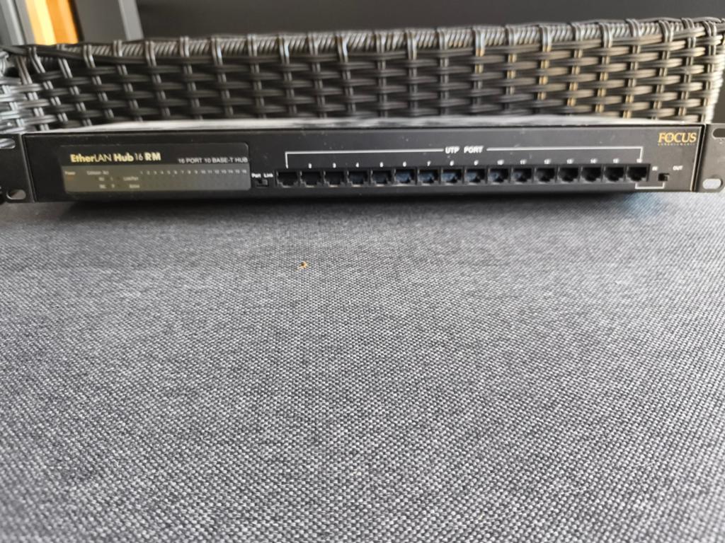 Focus EtherLAN Hub 16 RM - 16-poorts 10 BASE-T Hub, Computers en Software, Netwerk switches, Ophalen, Gebruikt