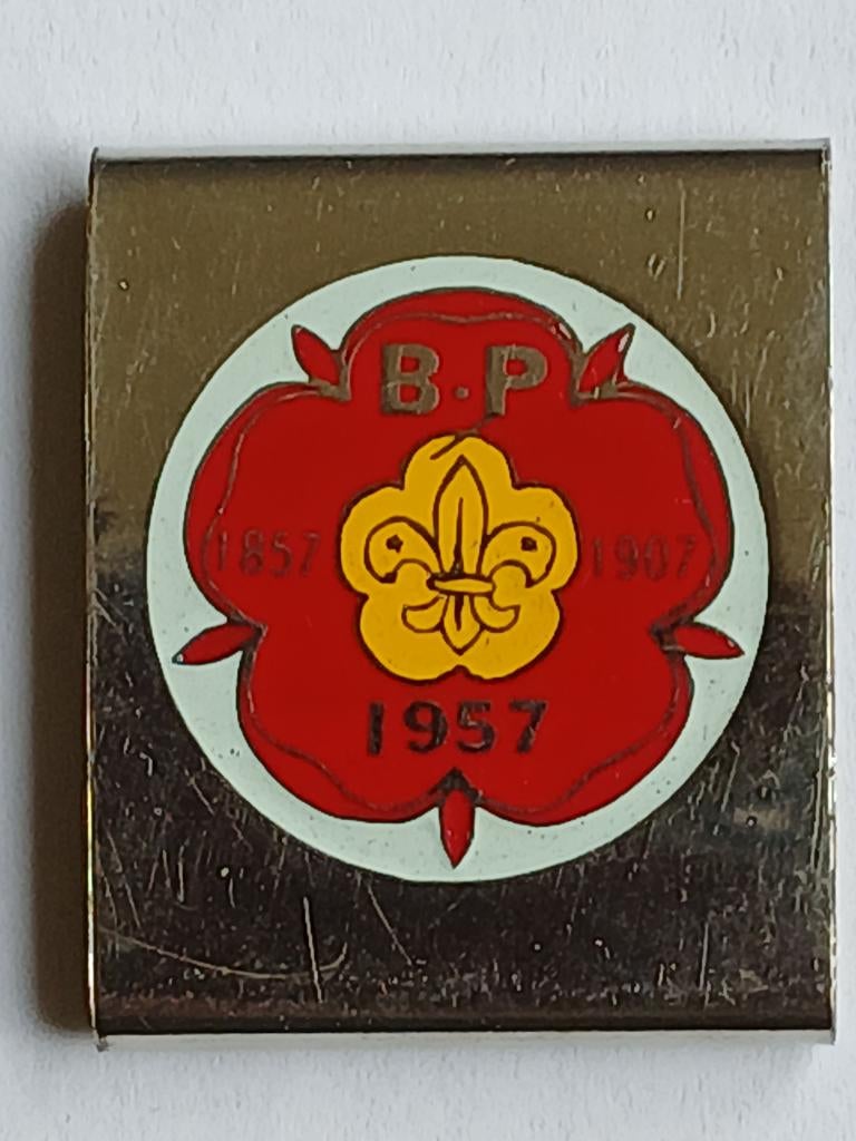 Baden Powell gedenkplaqette riem 1957, Ophalen of Verzenden, Zo goed als nieuw, Embleem, Speld of Insigne