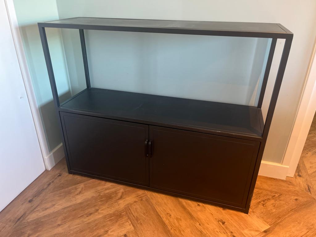 Zwart metalen dressoir met open vak en deuren, Ophalen, Gebruikt, 100 tot 150 cm, 50 tot 100 cm