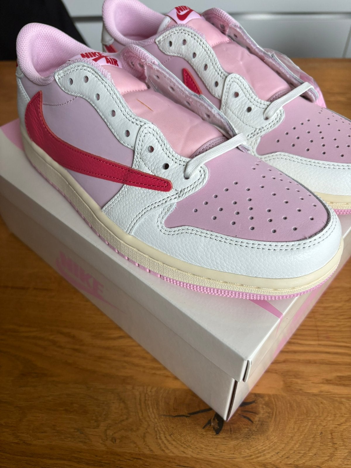 Nike Air Jordan 1 Low Travis Scott Tropical Pink maat 4, Wit, Nieuw, Ophalen of Verzenden, Sneakers of Gympen