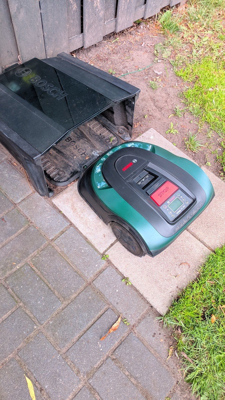 Bosch Indego XS 300  met laadstation en garage, Ophalen, Cirkelmaaier, Gebruikt, Minder dan 30 cm