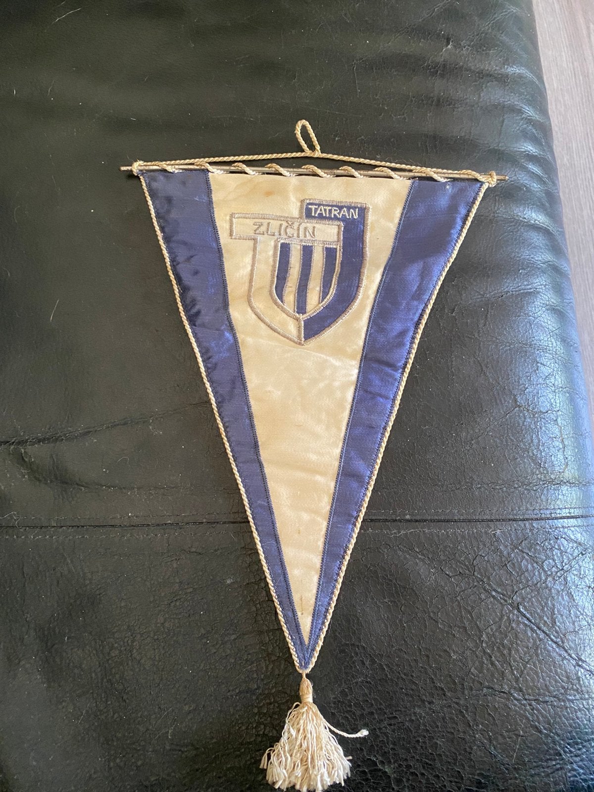 TJ Tatran Zličín. Oud zijden Tsjechisch Voetbal vaantje., Ophalen of Verzenden, Buitenlandse clubs, Vaantje of Sjaal
