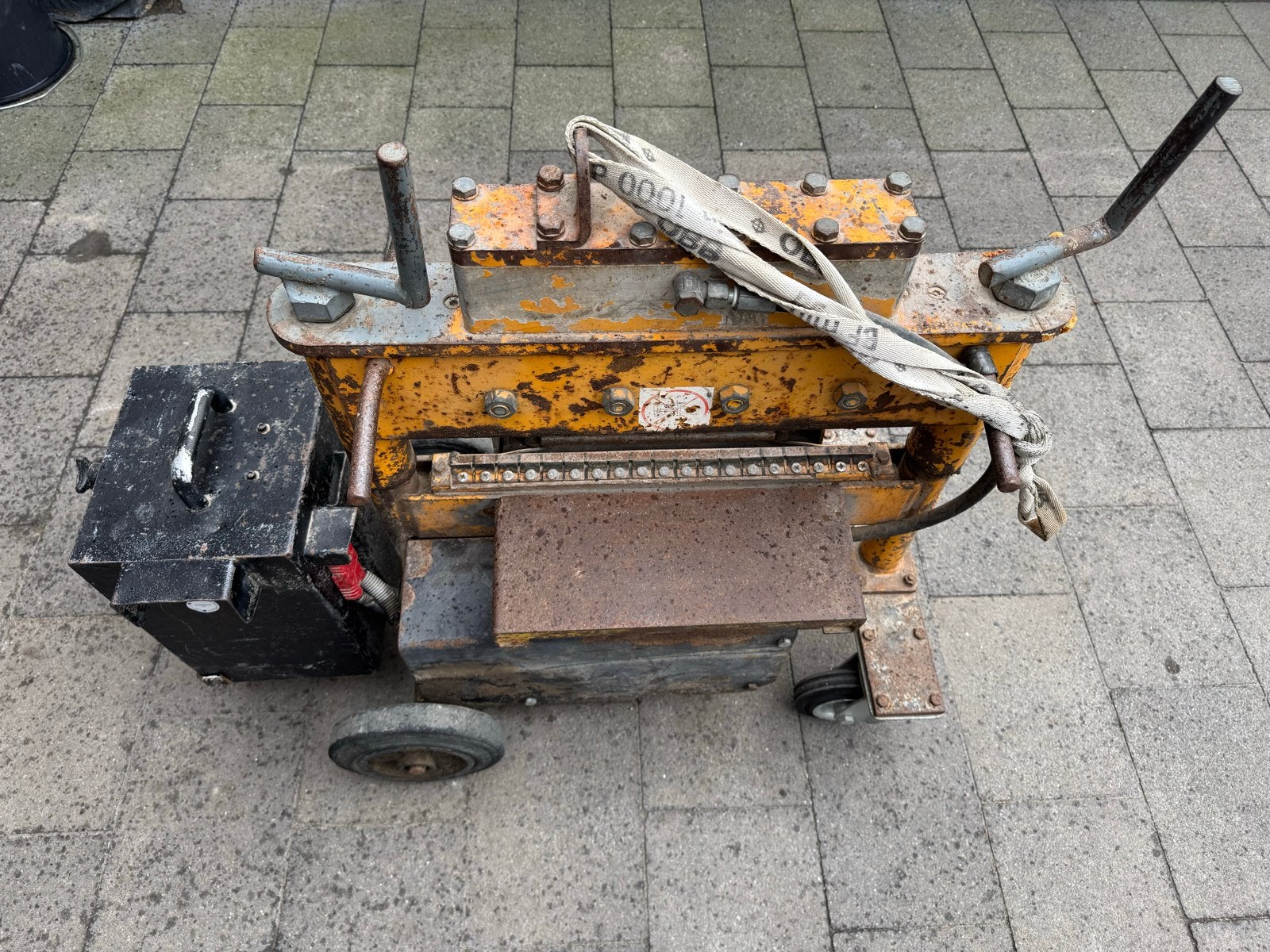 Stenenknipper elektrisch, Ophalen