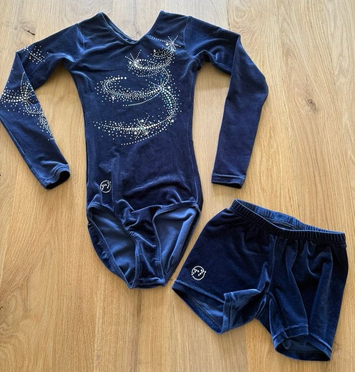 Moveo turnpak met broekje, Sport en Fitness, Turnen, Kindermaat 122 t/m 140, Ophalen of Verzenden, Zo goed als nieuw, Turnpak(je)
