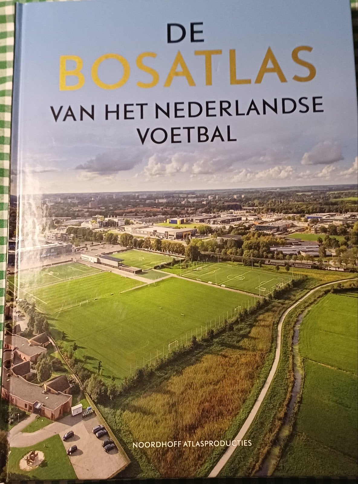 De Bosatlas van het Nederlandse Voetbal, Boeken, Bosatlas, 2000 tot heden, Ophalen of Verzenden, Zo goed als nieuw