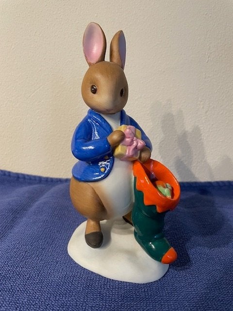 Beatrix Potter Beeldje Konijn Peter Rabbit Met Kerstsok 16cm, Ophalen of Verzenden, Zo goed als nieuw, Dier