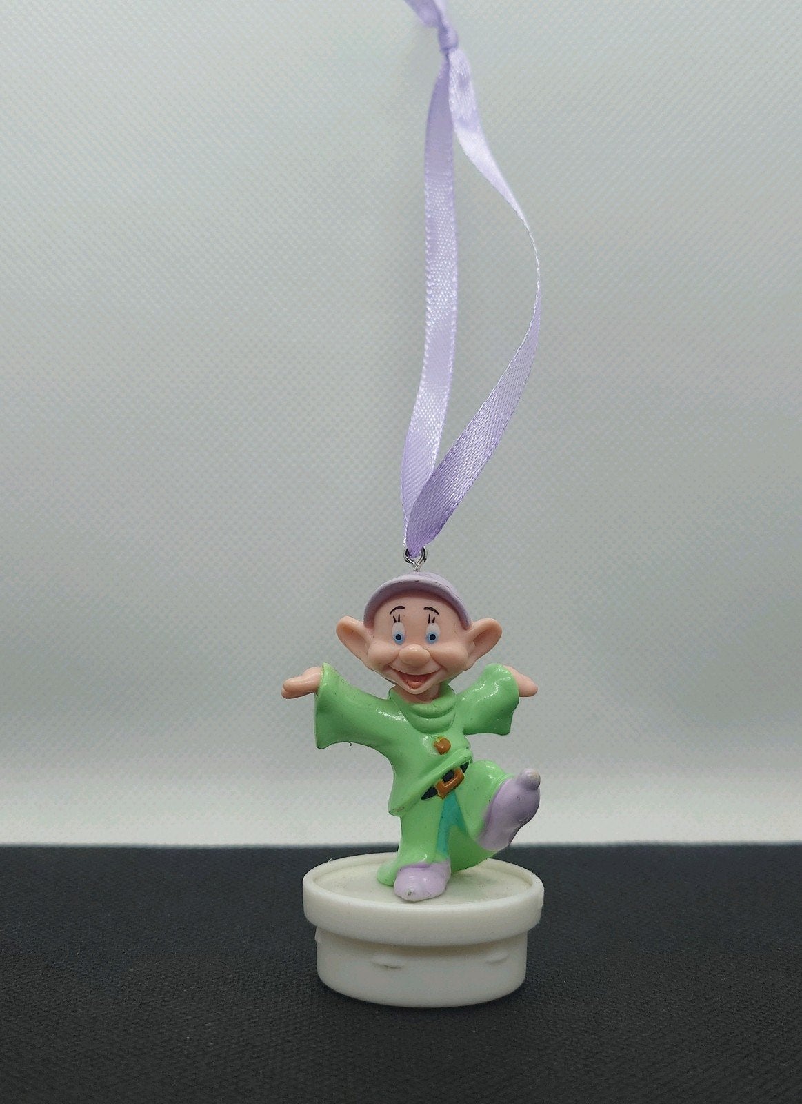 Disney Dwerg Dopey Stoetel kerst ornament hanger kerstbal, Verzamelen, Disney, Ophalen of Verzenden, Sneeuwwitje of Doornroosje