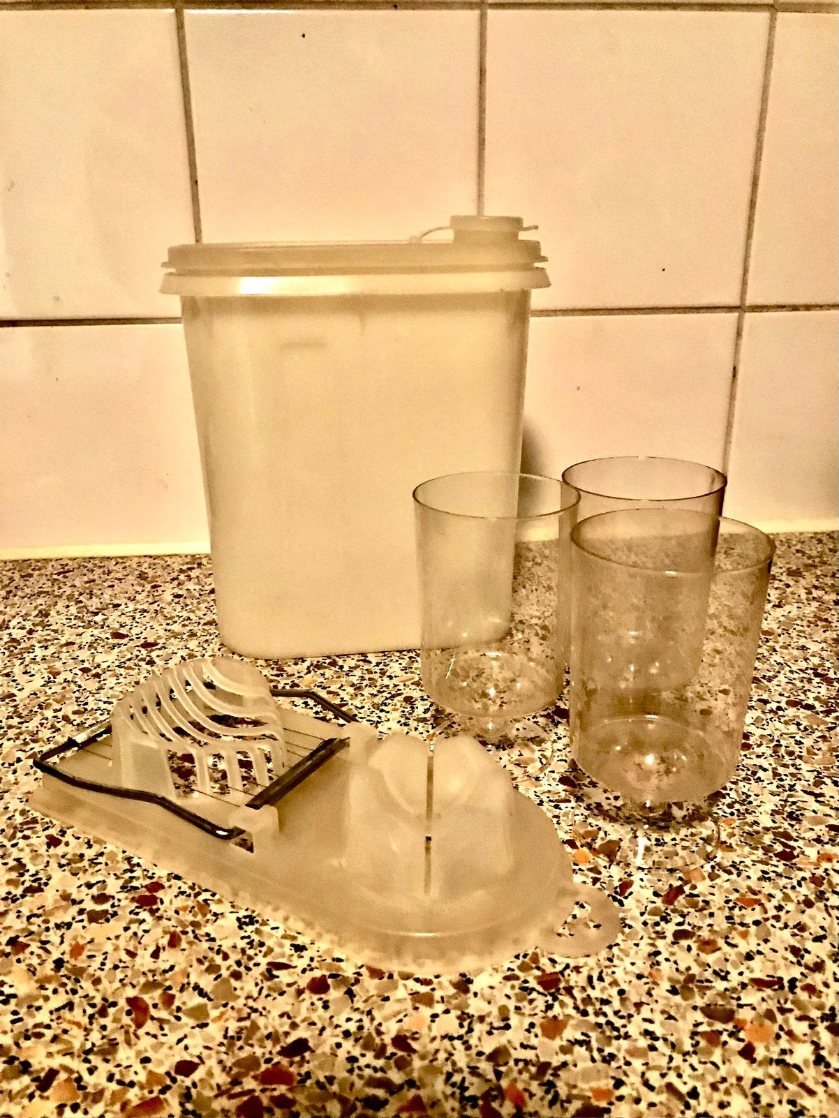 MELKKAN SAPKAN MT DEKSEL TUPPERWARE JAREN ‘70 EISNIJDER +, Ophalen of Verzenden, Zo goed als nieuw, Wit, Beker of Kan