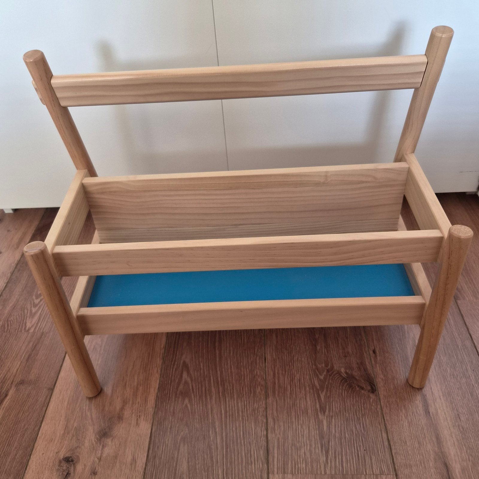 IKEA FLISAT Boekenstandaard - Hout met blauwe accenten, Ophalen, Met plank(en), Minder dan 50 cm, Zo goed als nieuw