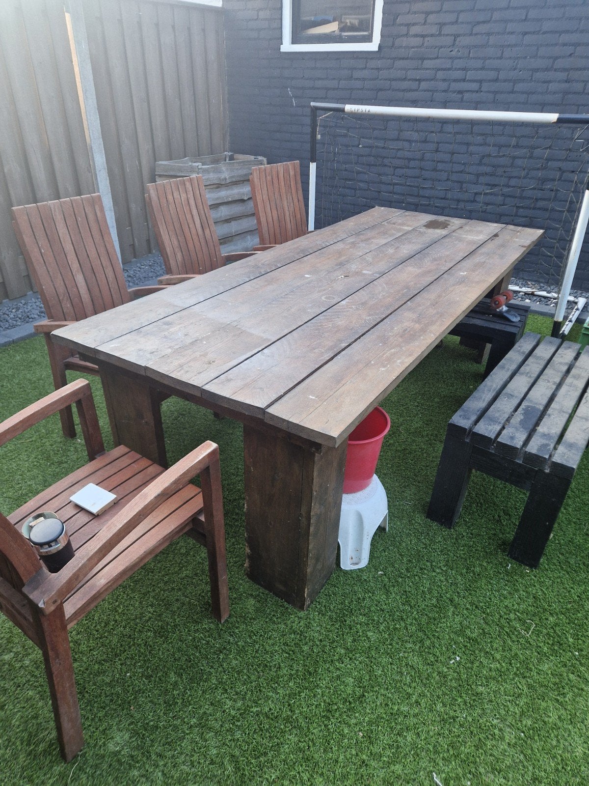 Gratis tuintafel met 4 hardhouten stoelen en 2 bankjes, Tuin en Terras, Tuinsets en Loungesets, Ophalen, Gebruikt, Hout
