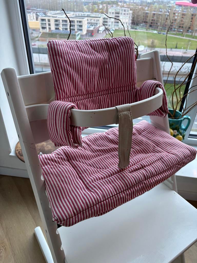 Stokke Witte kinderstoel met rood-wit gestreepte kussens, Ophalen of Verzenden, Gebruikt, Meegroeistoel, Stoelverkleiner