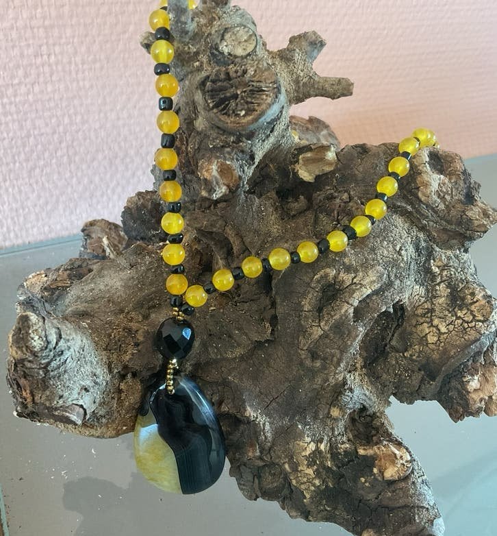 Ketting met gele jade kralen en agaat hanger, Sieraden, Tassen en Uiterlijk, Kettingen, Geel, Nieuw, Ophalen of Verzenden, Steen of Mineraal