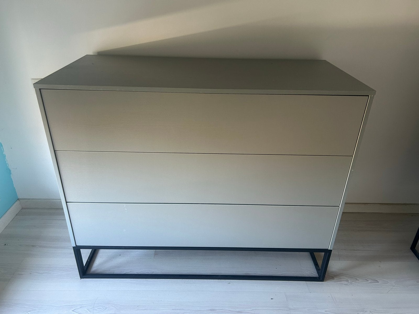Grijze kledingkast met lades en hangruimte, Huis en Inrichting, Ophalen, Gebruikt, 100 tot 150 cm, Met lade(s)