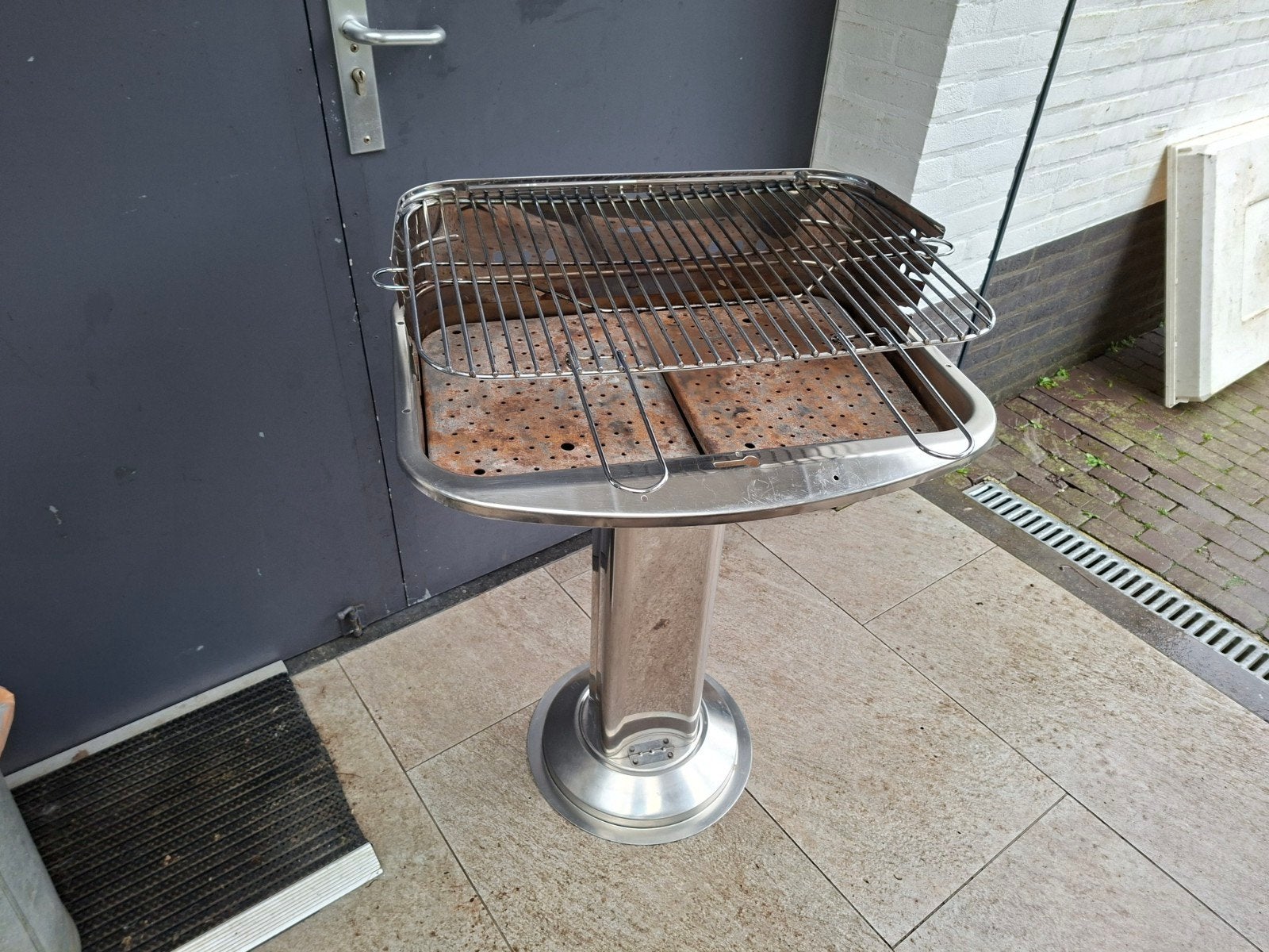 Barbecue voor houtskool, Ophalen, Gebruikt
