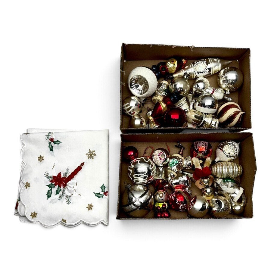 Collectie antieke glazen kerstballen met kerstkleedje