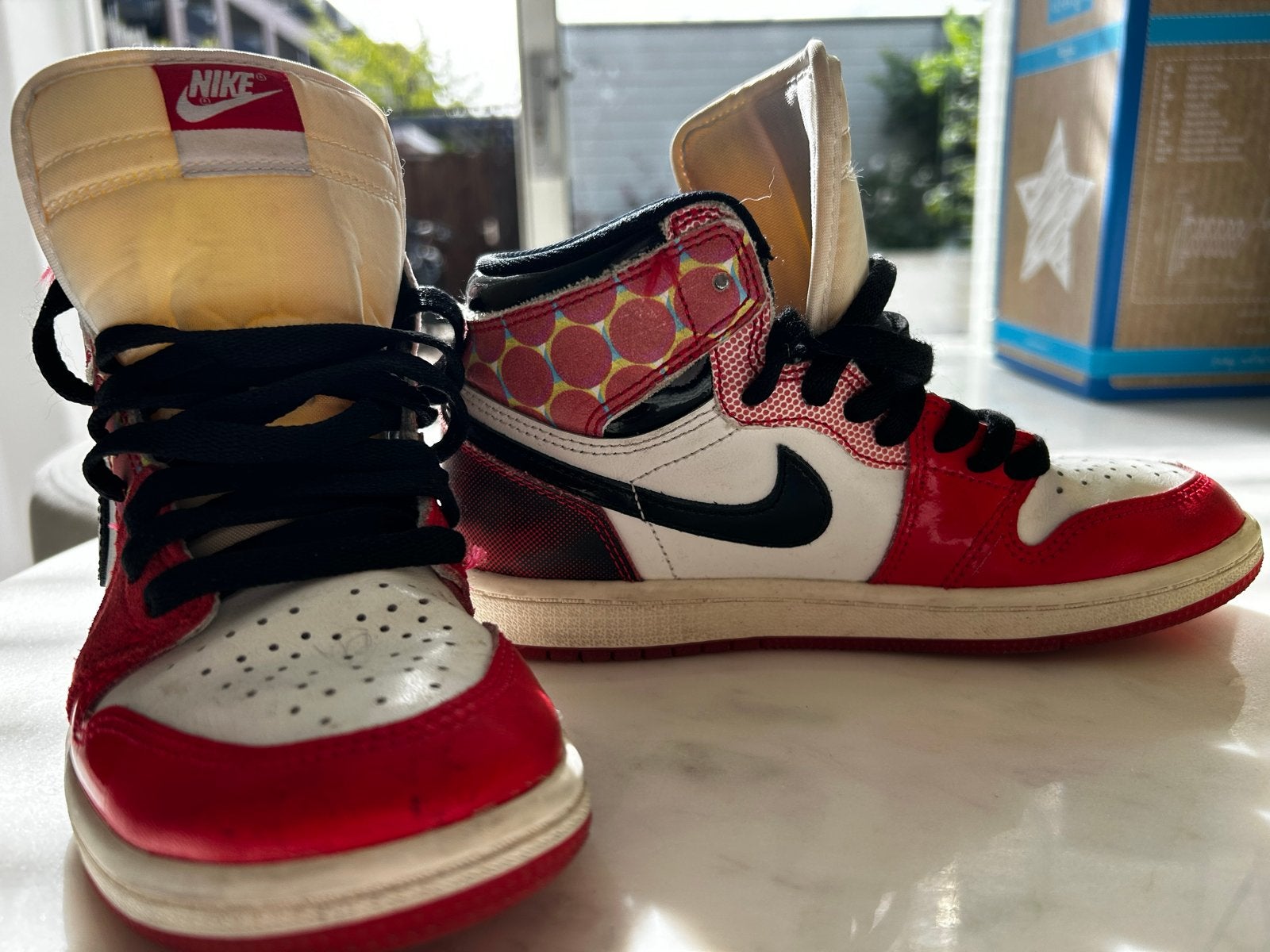 Air Jordan 1 Retro High OG "Spider-Man Origin Story" 33,5, Kinderen en Baby's, Ophalen of Verzenden, Zo goed als nieuw, Jongen of Meisje