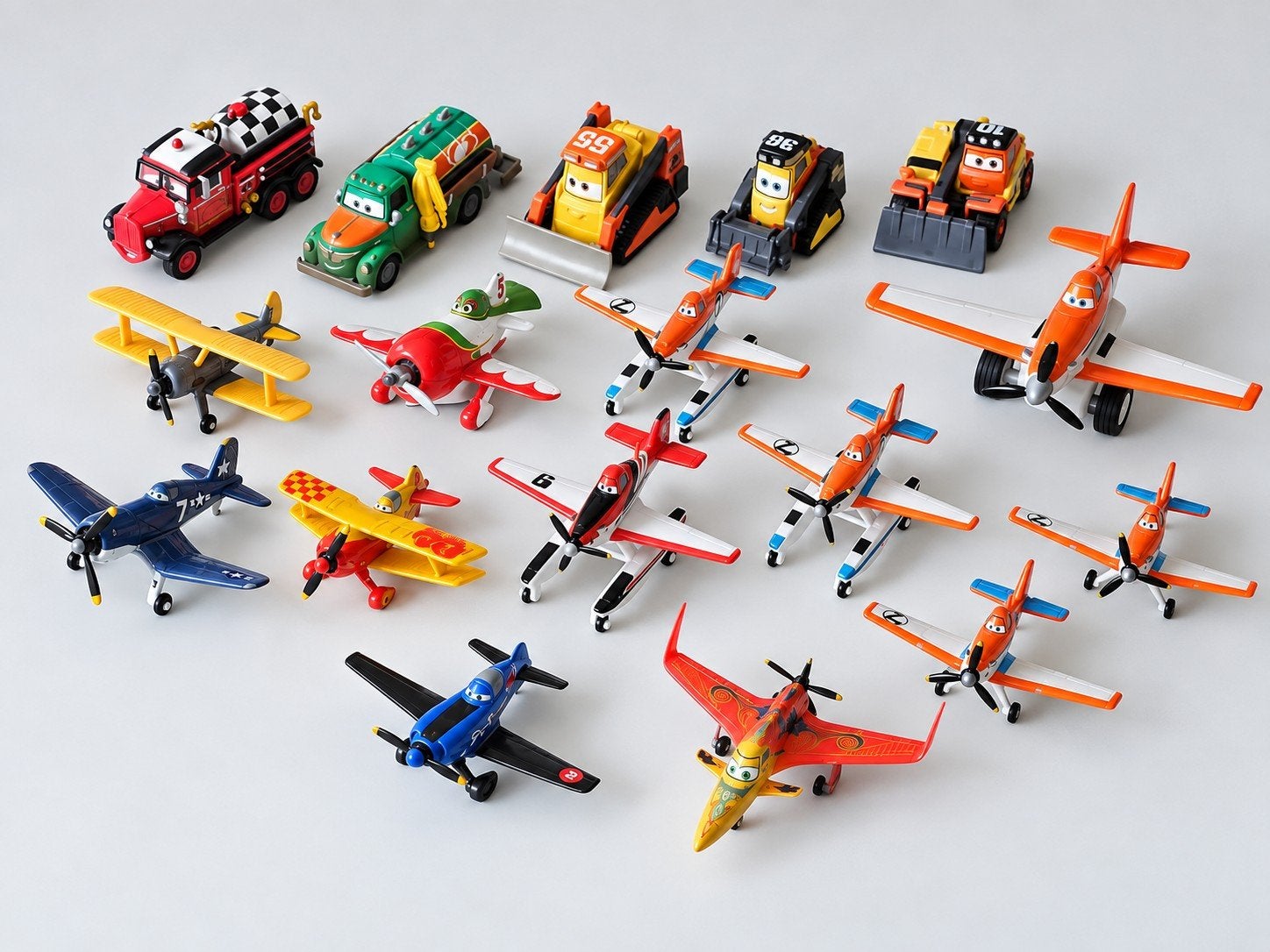 Disney Pixar Planes en Cars set - 17 stuks, Ophalen of Verzenden, Overige figuren, Gebruikt, Beeldje of Figuurtje