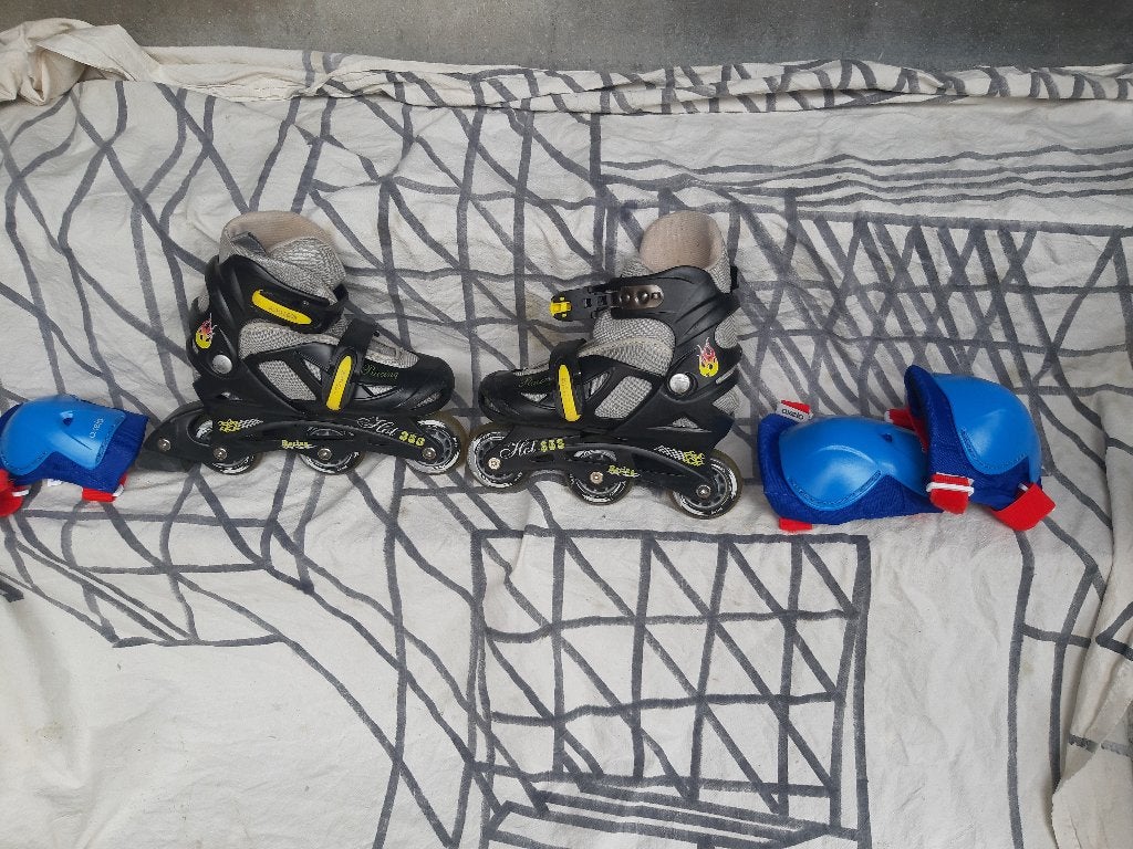 Hoi Racing 358 skeeler, zwart, maat 28-31, Kinderen, Inline skates 4 wielen, Ophalen, Overige merken
