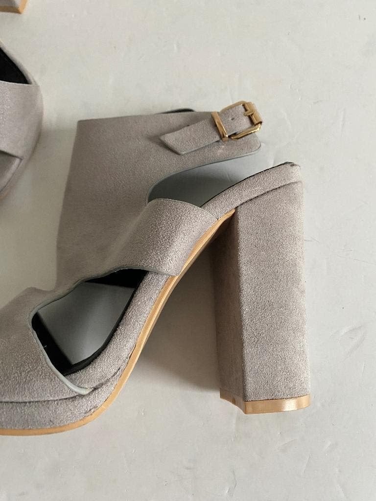 G305 Nieuw: Kayla mt. 38 Open schoenen hak sandalen pumps, Nieuw, Ophalen of Verzenden, Schoenen met hoge hakken, Grijs