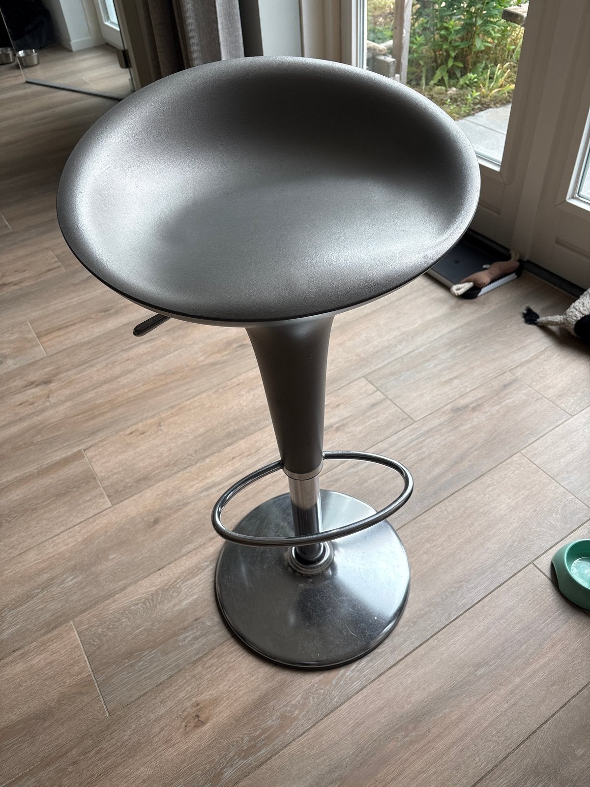 Magis Bombo grijszilvere design barkruk - verstelbare hoogte, Huis en Inrichting, Barkrukken, Ophalen, Kunststof, Gebruikt, In hoogte verstelbaar