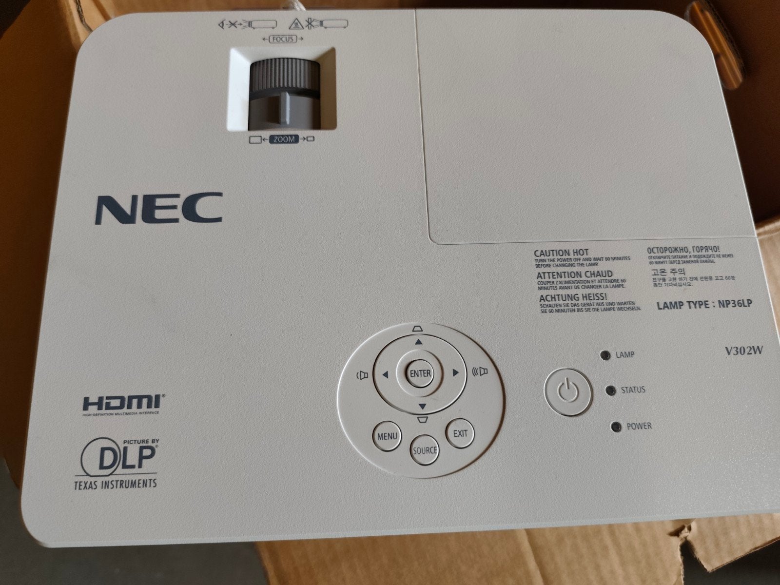 NEC V302W DLP Projector met afstandsbediening en scherm, Ophalen, NEC, Zo goed als nieuw, DLP