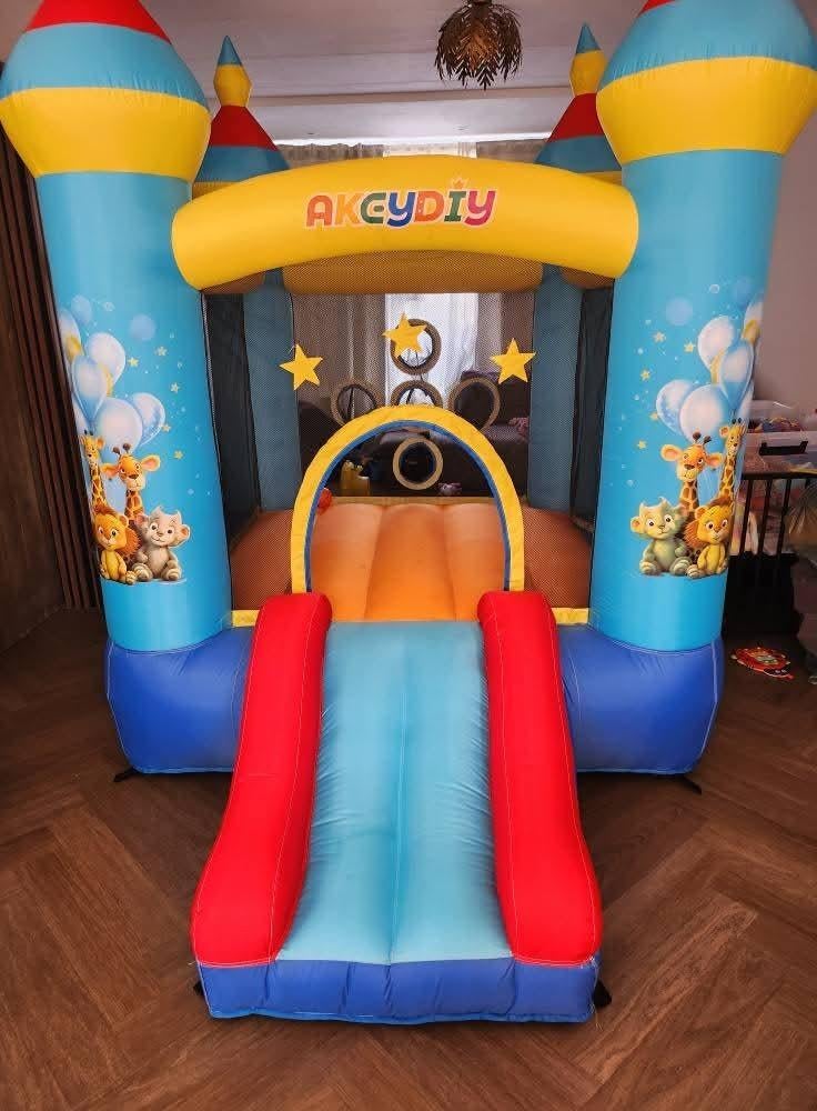 Te HUUR AKCYDIY Opblaasbaar Springkasteel met Glijbaan, Ophalen of Verzenden, Zo goed als nieuw