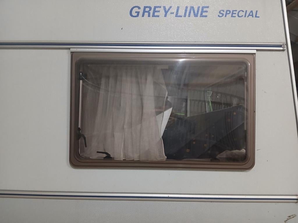 Raam kip caravan, Ophalen