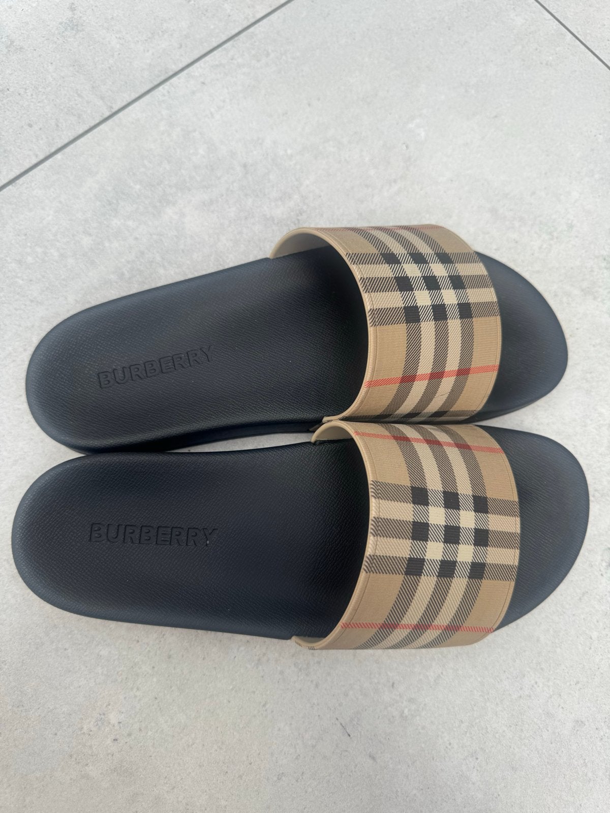 Burberry Slippers - Maat 44, Slippers, Overige kleuren, Ophalen of Verzenden, Zo goed als nieuw