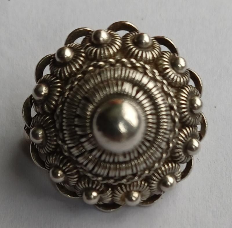 Antieke zilveren zeeuwse knop/knoop broche, Gebruikt, Minder dan 4 cm, Ophalen of Verzenden, Zilver