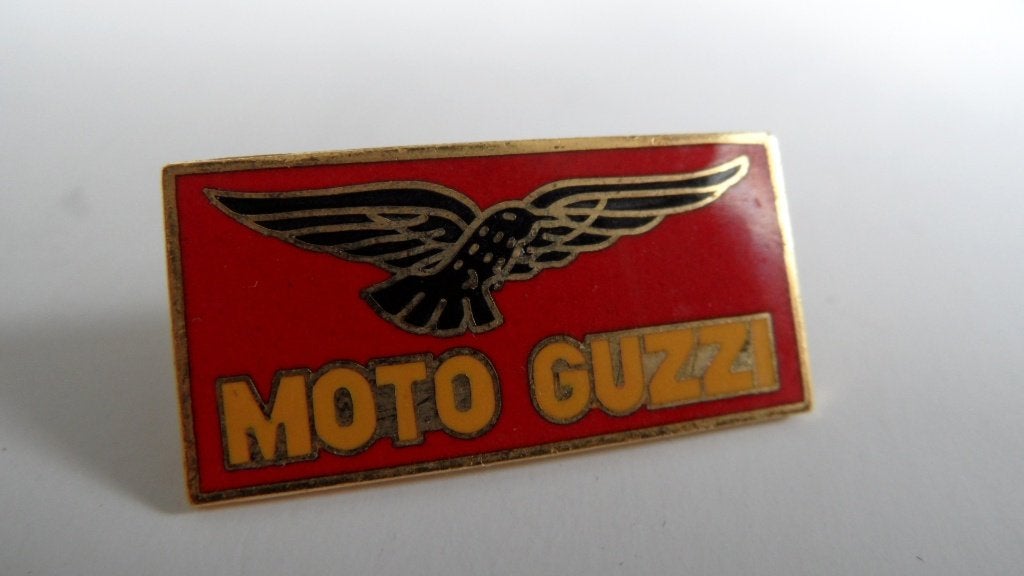 Moto Guzzi oldtimermotor speld, geëmailleerde broche, Verzenden, Gebruikt, Merk, Speldje of Pin