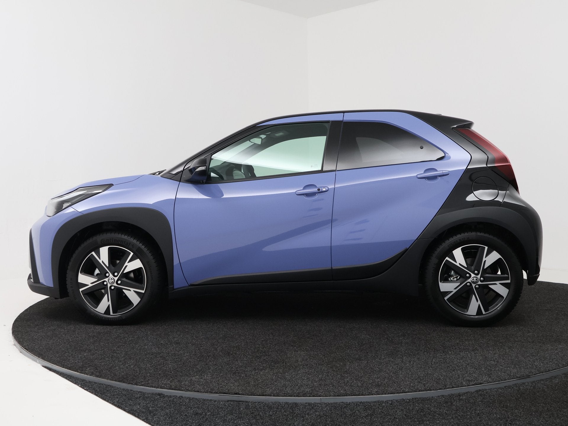 Toyota Aygo X Hybrid 115 pulse | Apple CarPlay / Android Aut, Stof, Parkeersensor, Overige kleuren, 4 stoelen
