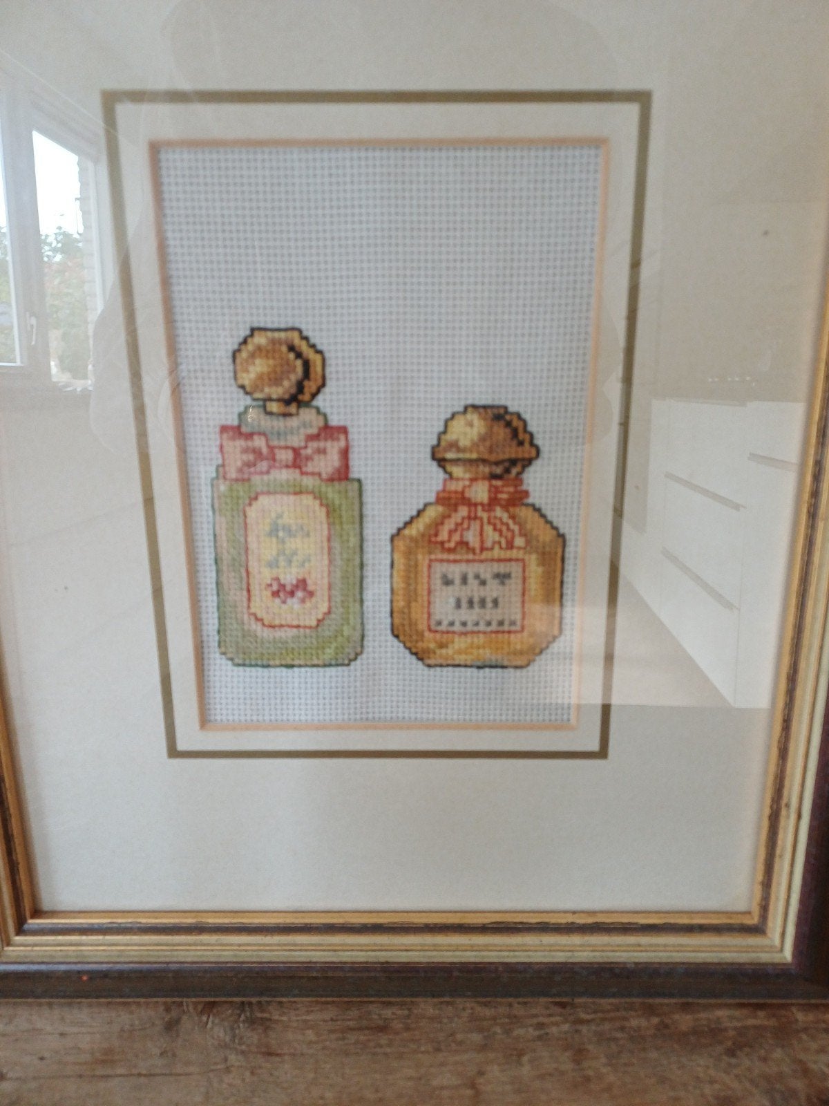 Brocante lijst met geborduurde parfumflesjes, Antiek en Kunst, Ophalen of Verzenden